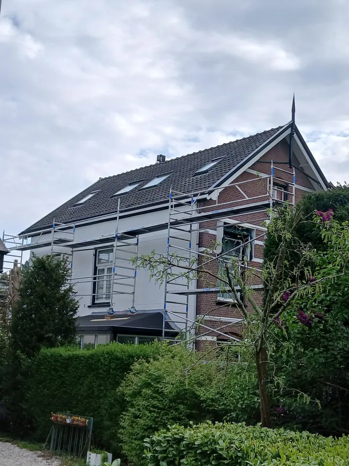 Nieuwe goot van zink op hoogte