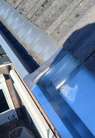 Nette aansluiting op de goot van de buren